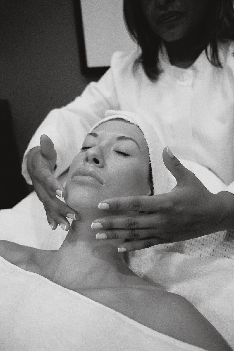 Massagem facial relaxante durante procedimento de estética