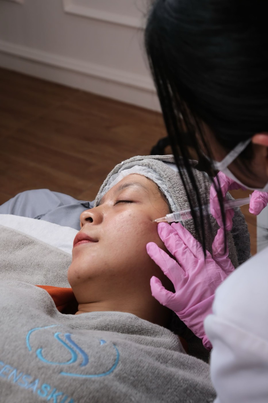 Procedimento de harmonização facial sendo realizado em ambiente clínico